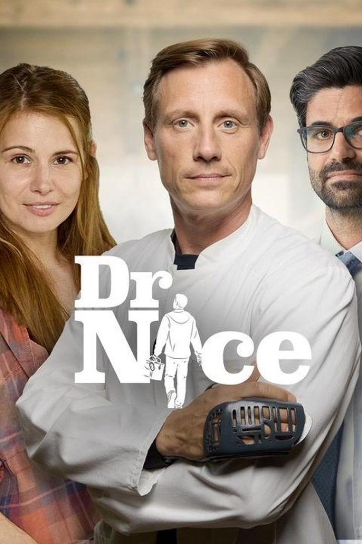 Das Filmplakat zu „Dr. Nice“ zeigt drei Personen, darunter einen Arzt in der Mitte.