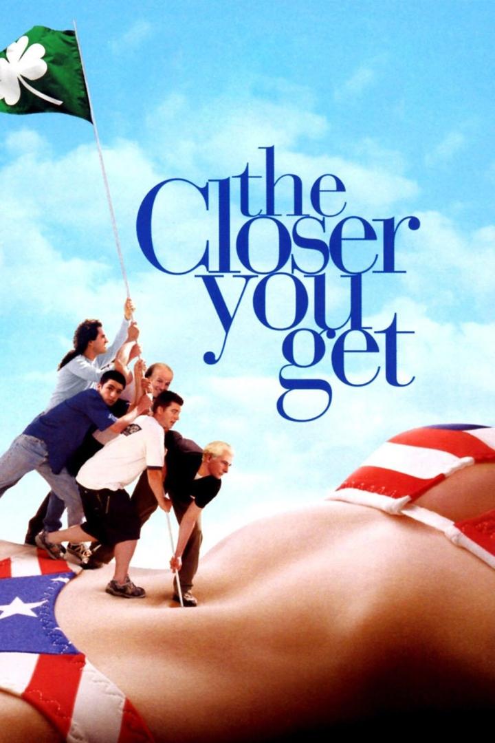 Das Filmplakat für „The Closer You Get“ zeigt Männer, die auf einem Körper klettern, mit einer irischen Flagge.