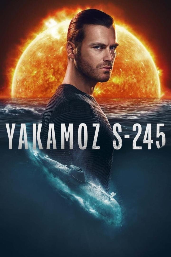 Ein Mann steht vor einer Sonne und einem U-Boot, mit dem Titel „Yakamoz S-245“.