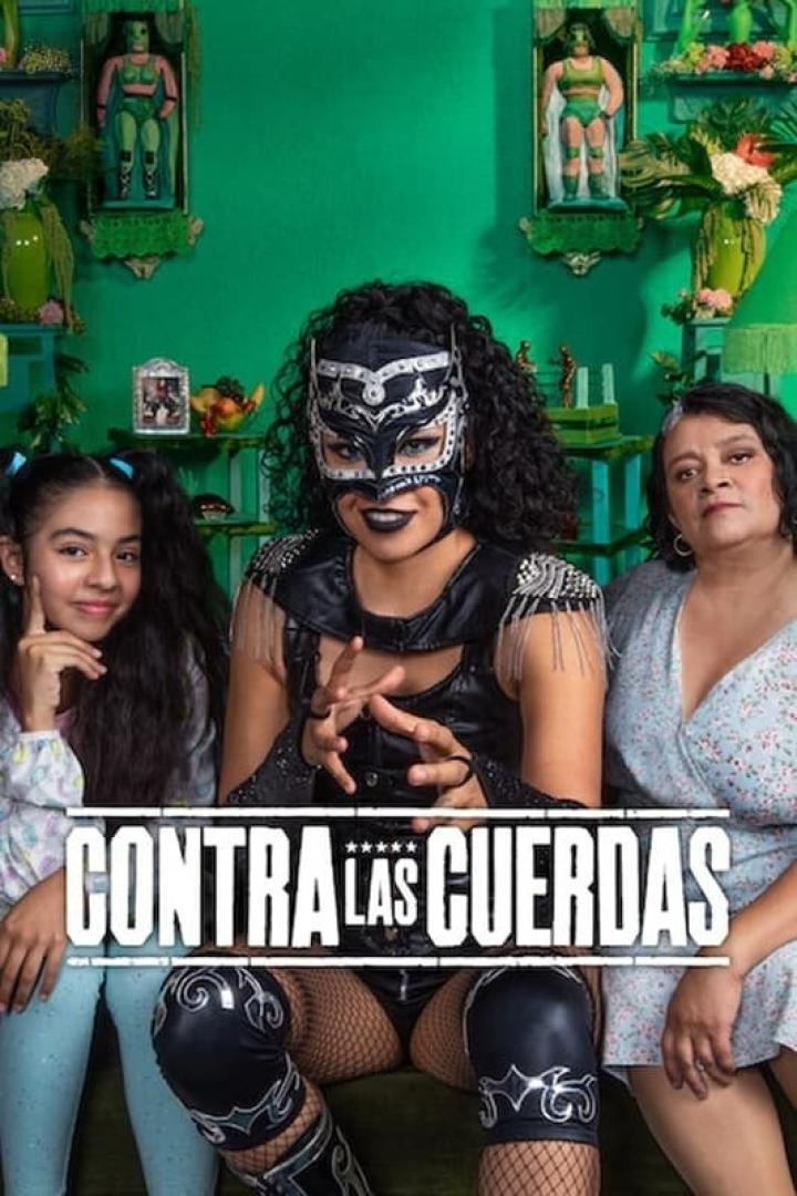 Eine Luchadora mit Maske posiert mit einem Mädchen und einer älteren Frau für das Poster von „Contra las Cuerdas“.