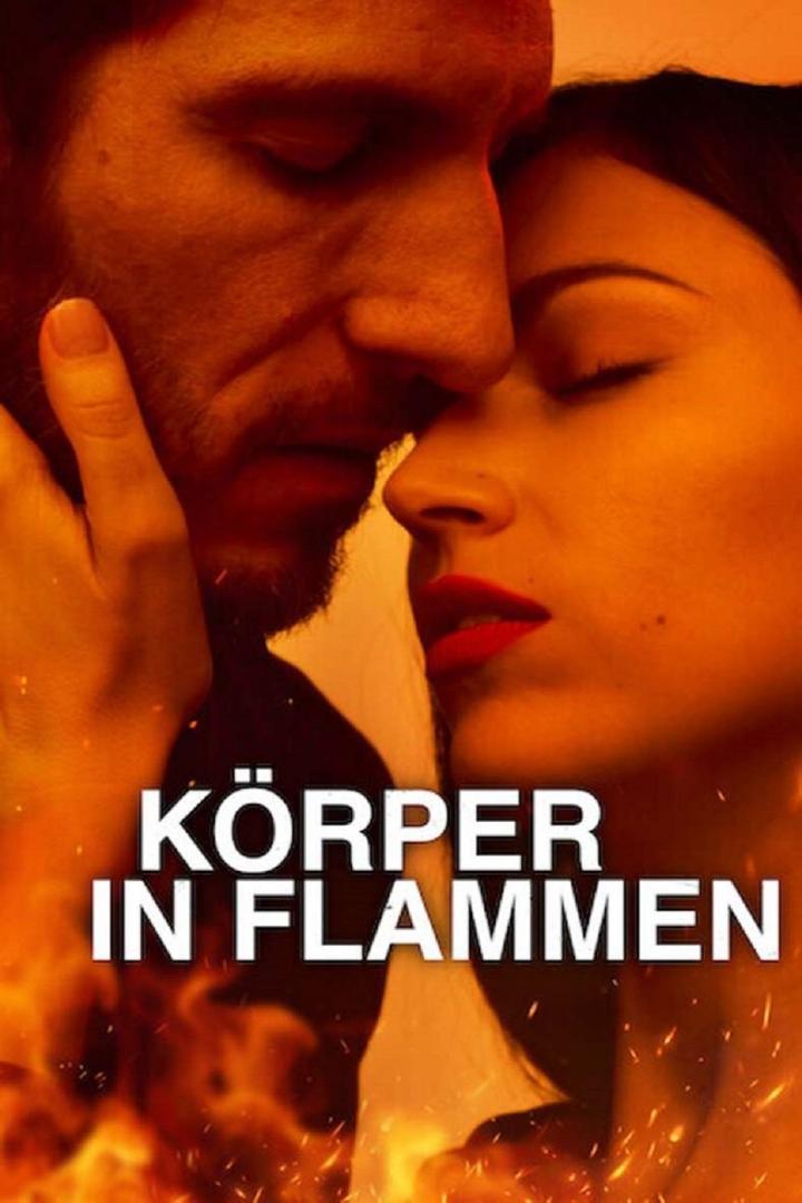 Ein Mann und eine Frau stehen sich in inniger Umarmung gegenüber, Titel „Körper in Flammen“.