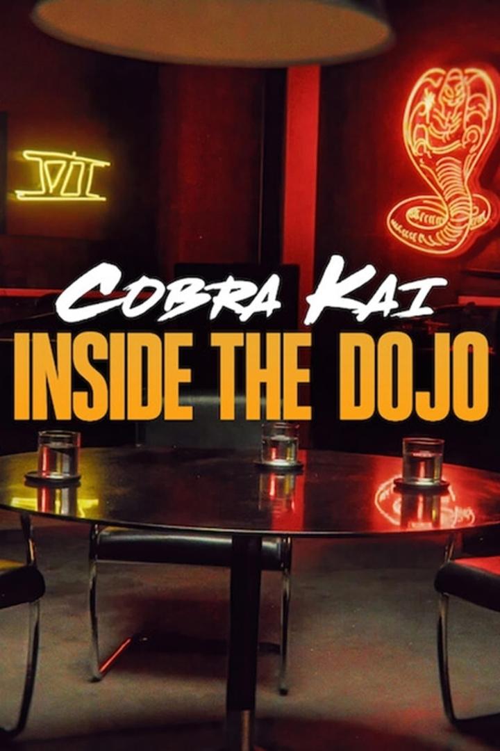 Ein Werbeplakat für „Cobra Kai: Inside the Dojo“ mit Neon Cobra Logo im Hintergrund.