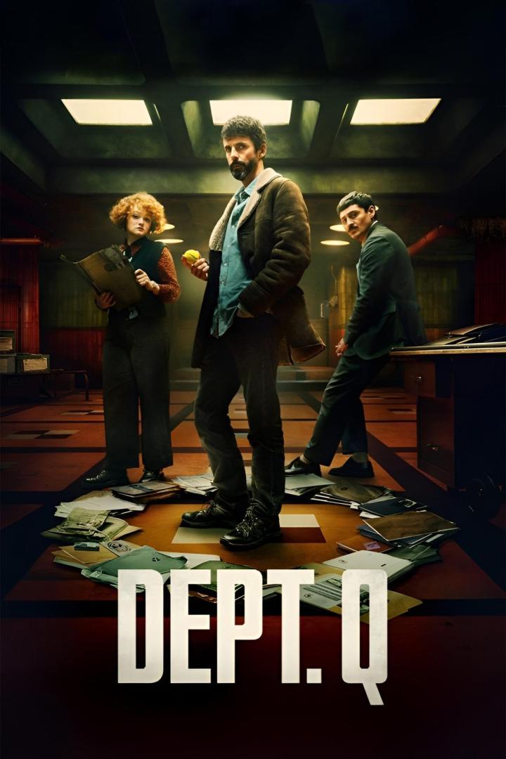 Das Filmplakat für „Dept. Q“ zeigt drei Ermittler, die in einem Büro stehen, umgeben von Akten.