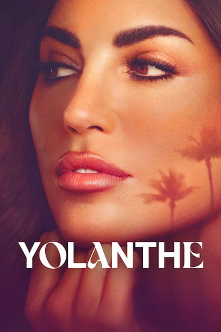 Porträt von Yolanthe Cabau mit dem Schatten einer Palme auf ihrem Gesicht.