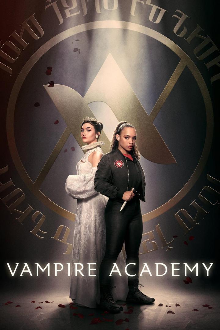 Zwei Frauen stehen vor einem Symbol für die „Vampire Academy“.