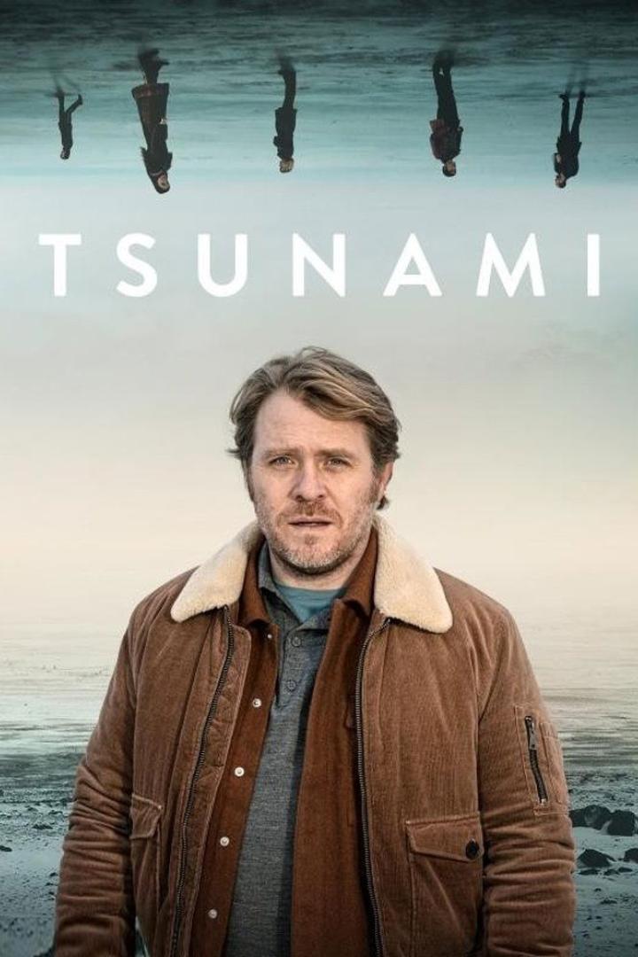 Ein Mann in einer braunen Jacke vor dem Filmtitel „Tsunami“ und silhouettierten Figuren.