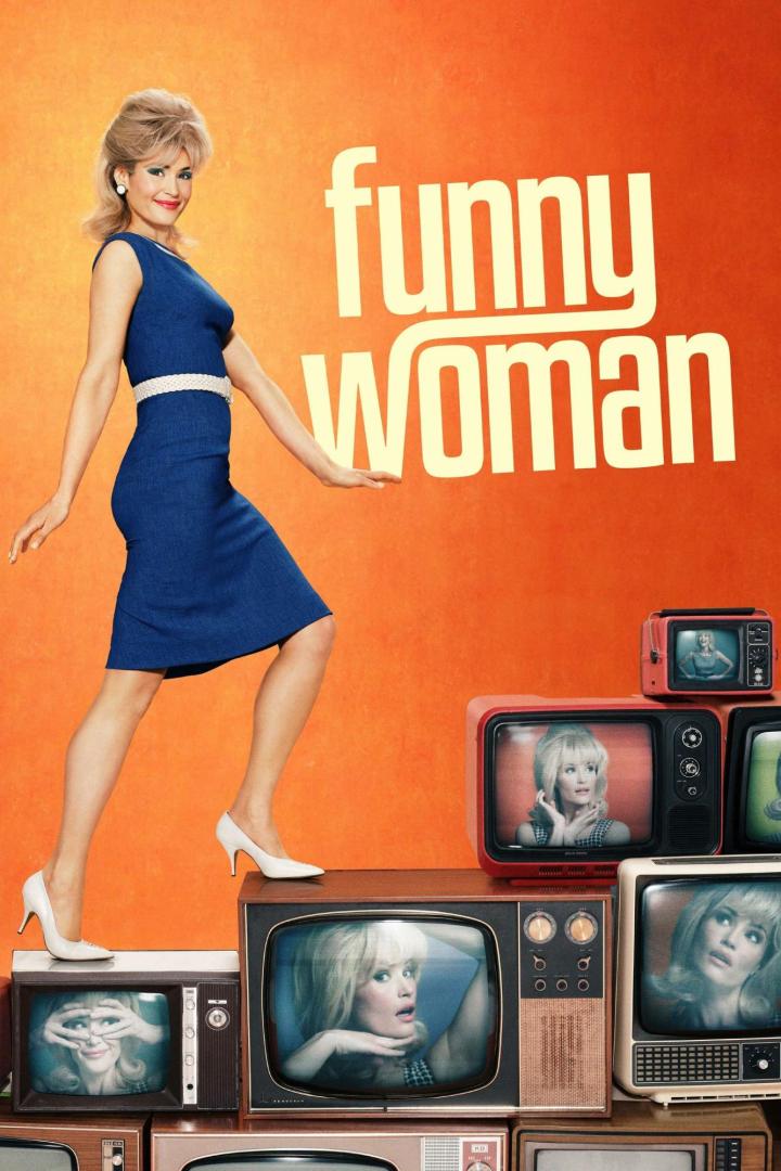 Das Poster für „Funny Woman“ zeigt eine Frau, die auf einem Stapel alter Fernseher steht.