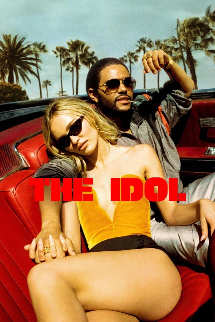 Lily-Rose Depp und The Weeknd sitzen in einem roten Cabriolet für die Serie „The Idol“.