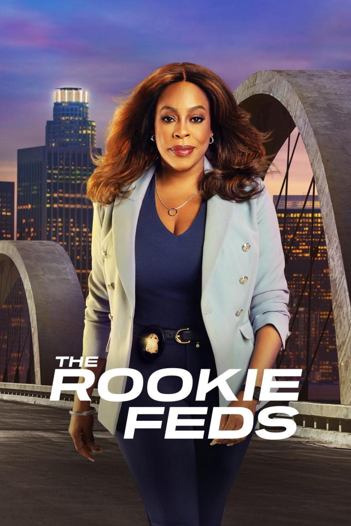 Niecy Nash posiert als Special Agent Simone Clark für „The Rookie: Feds“ vor einer Skyline.