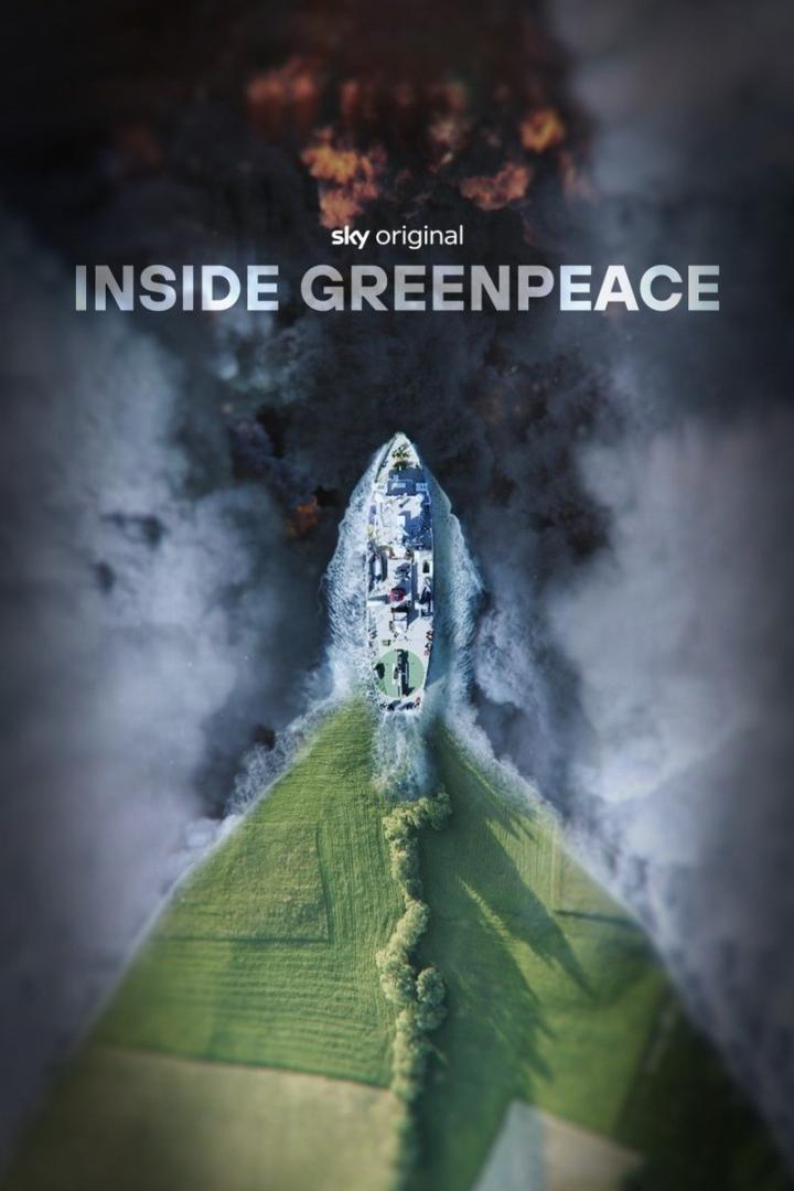 Das Titelbild der Sky-Dokumentation „Inside Greenpeace“ zeigt ein Schiff, das auf ein grünes Feld zufährt.