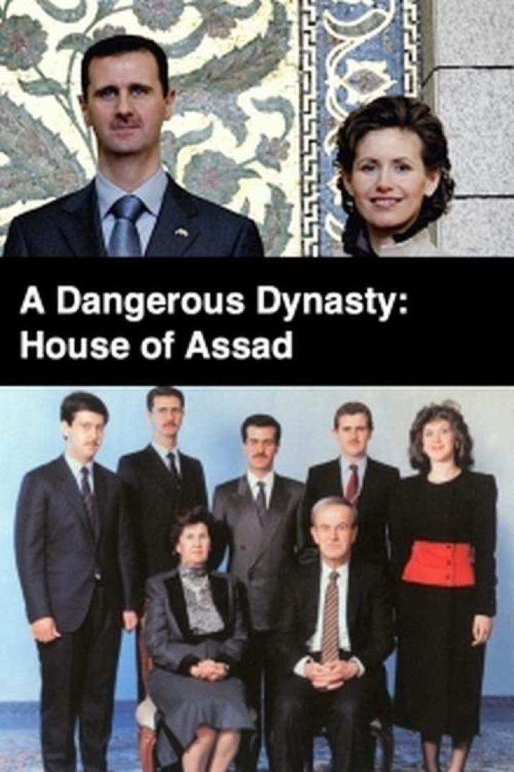 Ein Gruppenfoto der Familie Assad vor einem blauen Hintergrund.