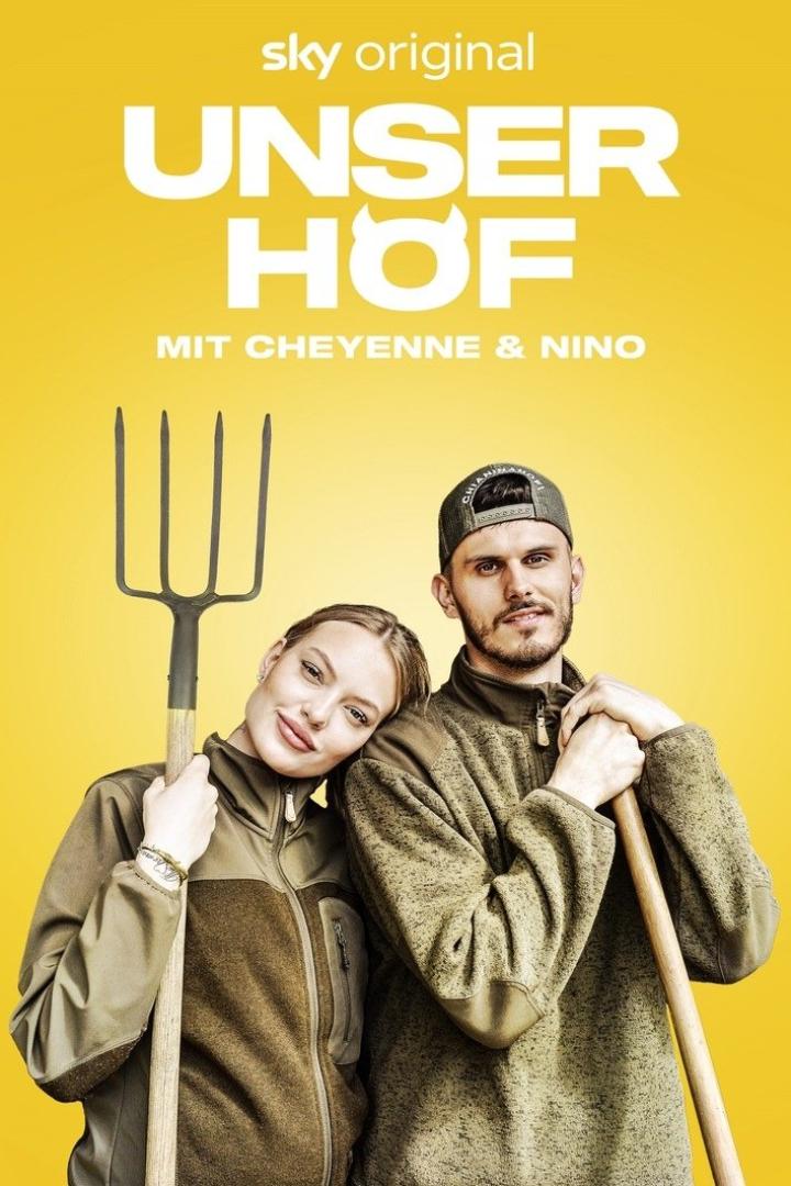 Das Poster für „Unser Hof“ mit Cheyenne und Nino vor gelbem Hintergrund.