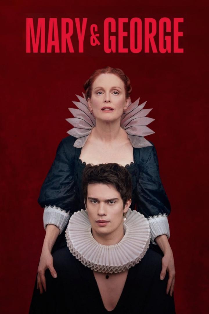 Das Filmplakat zu „Mary & George“ zeigt Julianne Moore und Nicholas Galitzine in historischen Kostümen vor rotem Hintergrund.