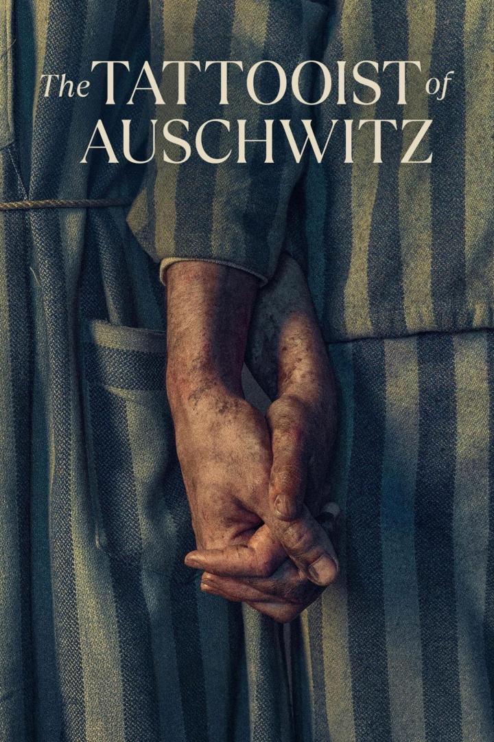 Das Buchcover von „Der Tätowierer von Auschwitz“ zeigt zwei Hände in gestreifter Häftlingskleidung.