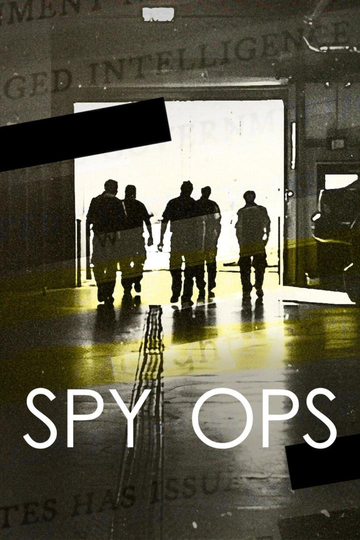 Das Filmplakat für „Spy Ops“ zeigt Silhouetten von Personen, die einen hellen Raum betreten.