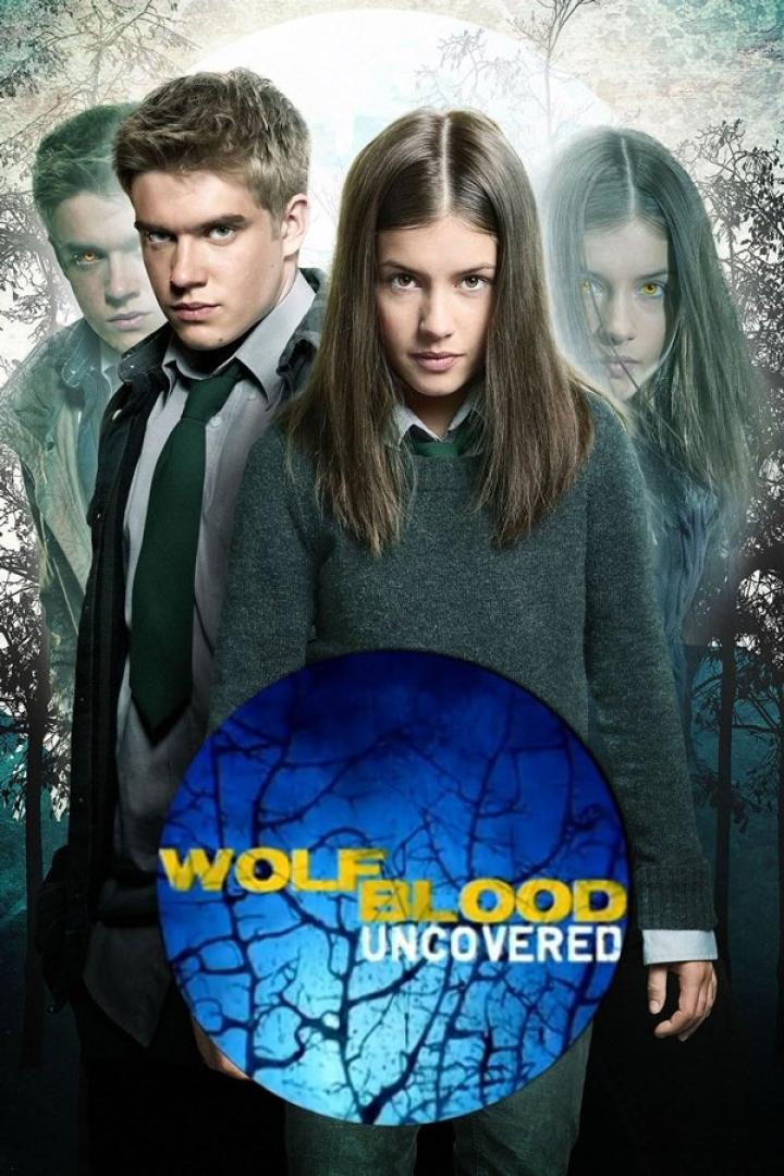 Das Poster für „Wolfblood Uncovered“ zeigt vier Jugendliche, von denen zwei gelbe Augen haben.