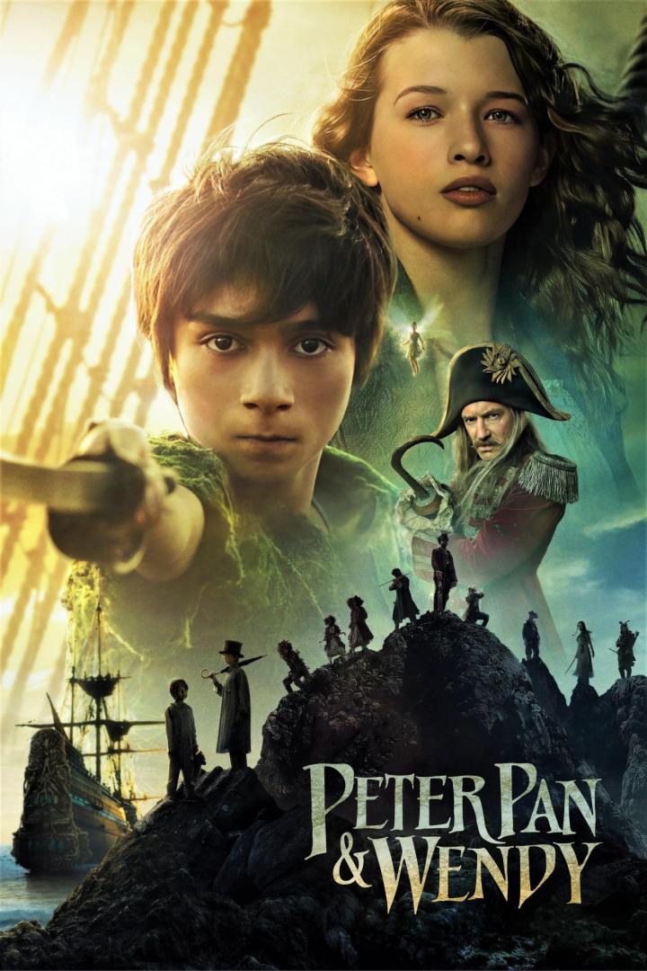 Das Filmplakat für „Peter Pan & Wendy“ zeigt die Hauptfiguren und Captain Hook vor der Kulisse von Nimmerland.