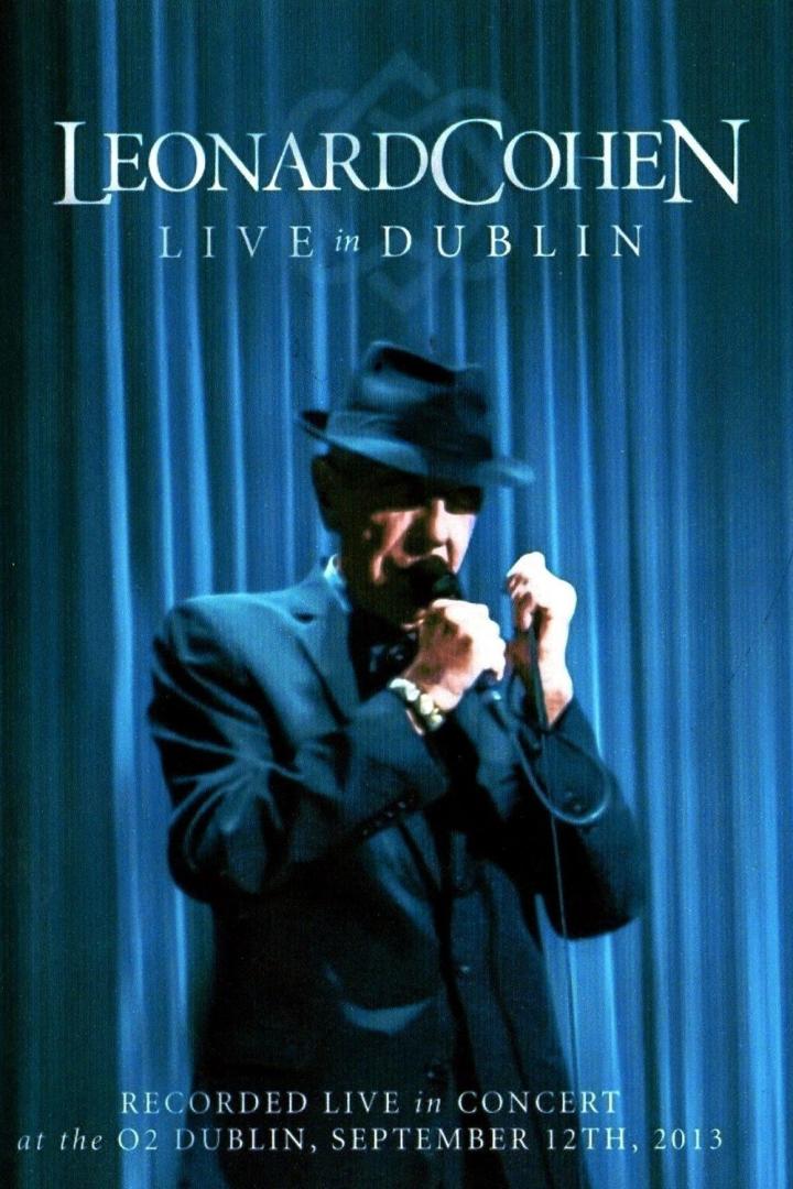Leonard Cohen tritt live in Dublin vor einem blauen Vorhang auf.