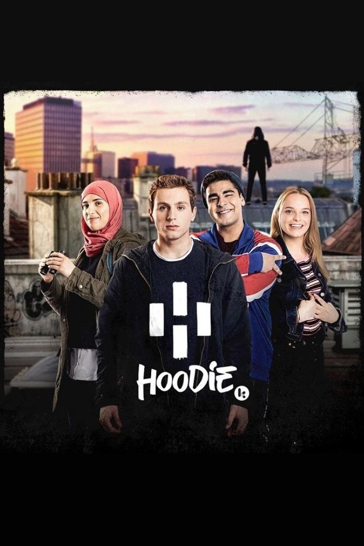 Das Filmplakat für „Hoodie“ zeigt vier Jugendliche auf einem Dach mit einem maskierten Mann im Hintergrund.
