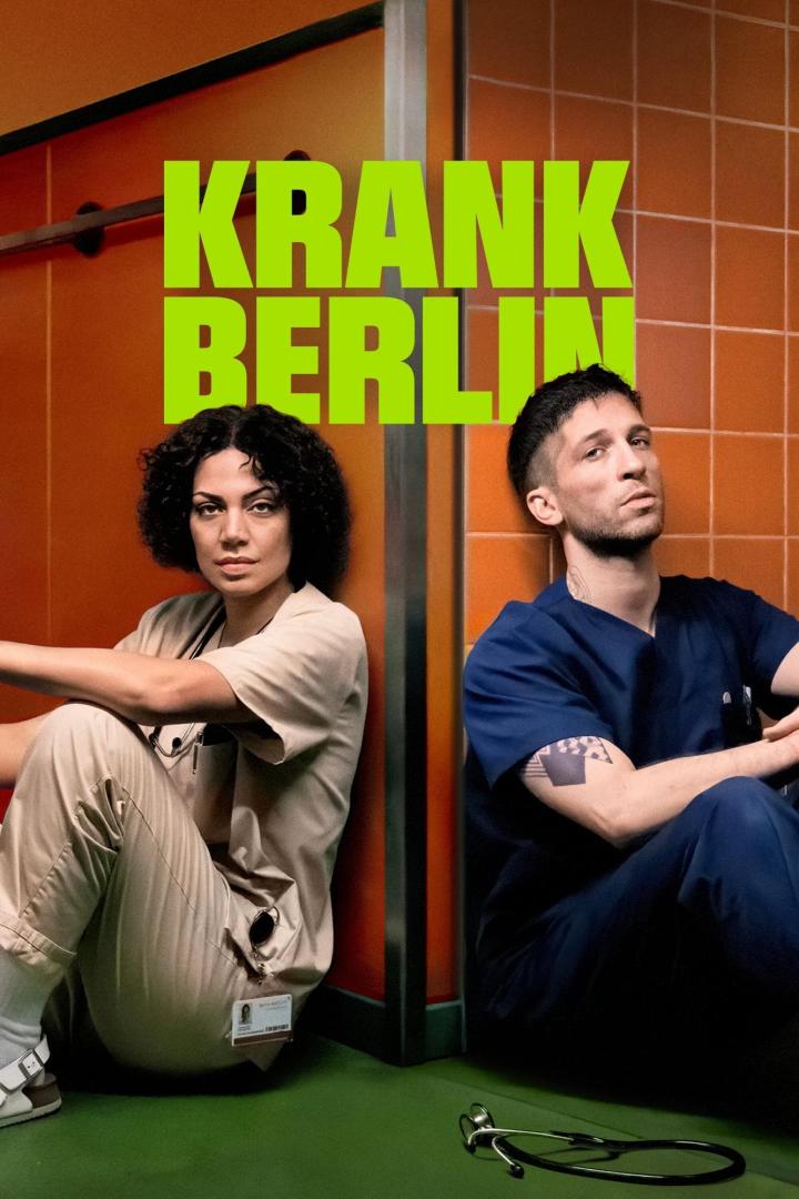 Zwei junge Ärzte sitzen vor orangefarbenen Fliesen, darüber der Titel „Krank Berlin“.