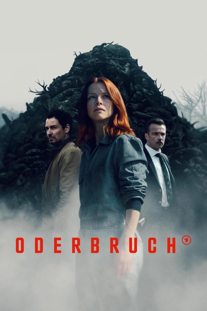 Das Filmplakat zu „Oderbruch“ zeigt eine Frau vor einem Berg aus Leichen und zwei Männer im Hintergrund.