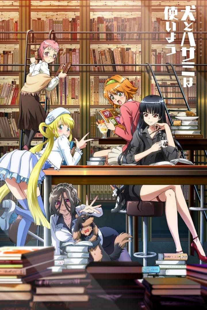 Mehrere Anime-Charaktere und ein Hund sitzen in einer Bibliothek am Tisch.