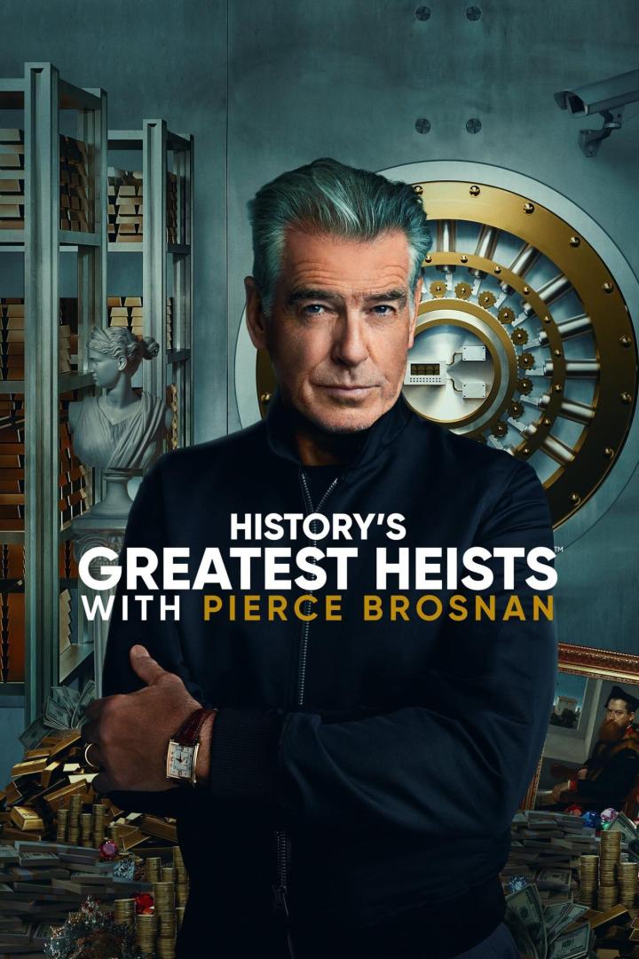 Pierce Brosnan vor einem Tresorraum-Hintergrund für die Serie „History's Greatest Heists“.