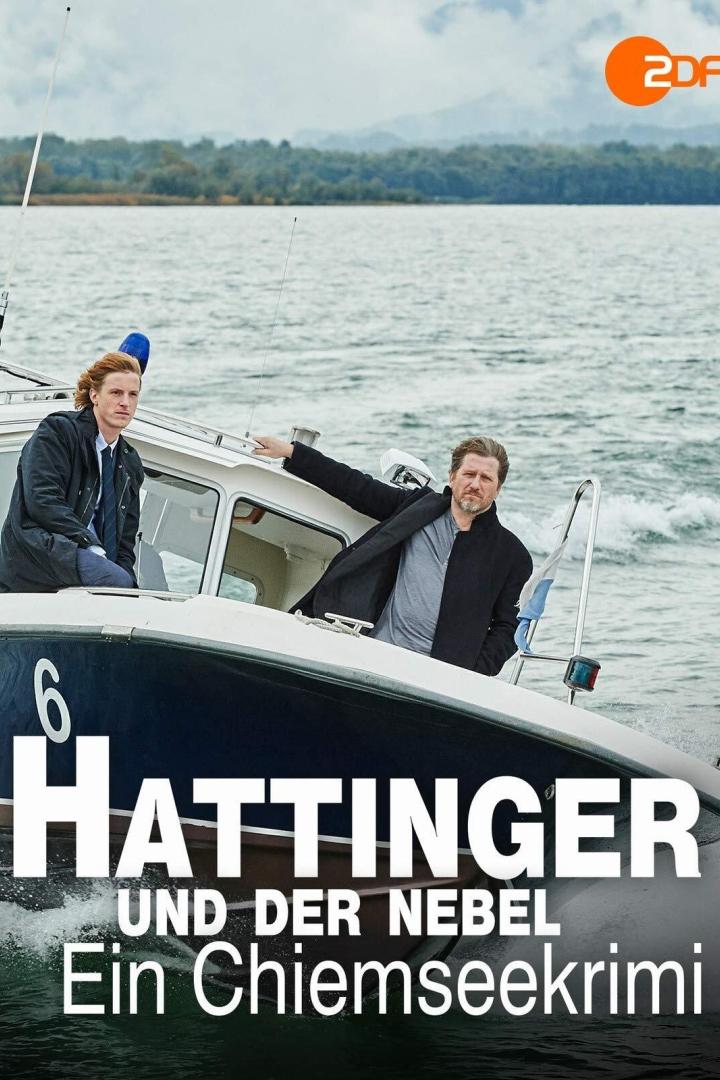 Zwei Männer auf einem Boot auf dem Chiemsee für „Hattinger und der Nebel“.