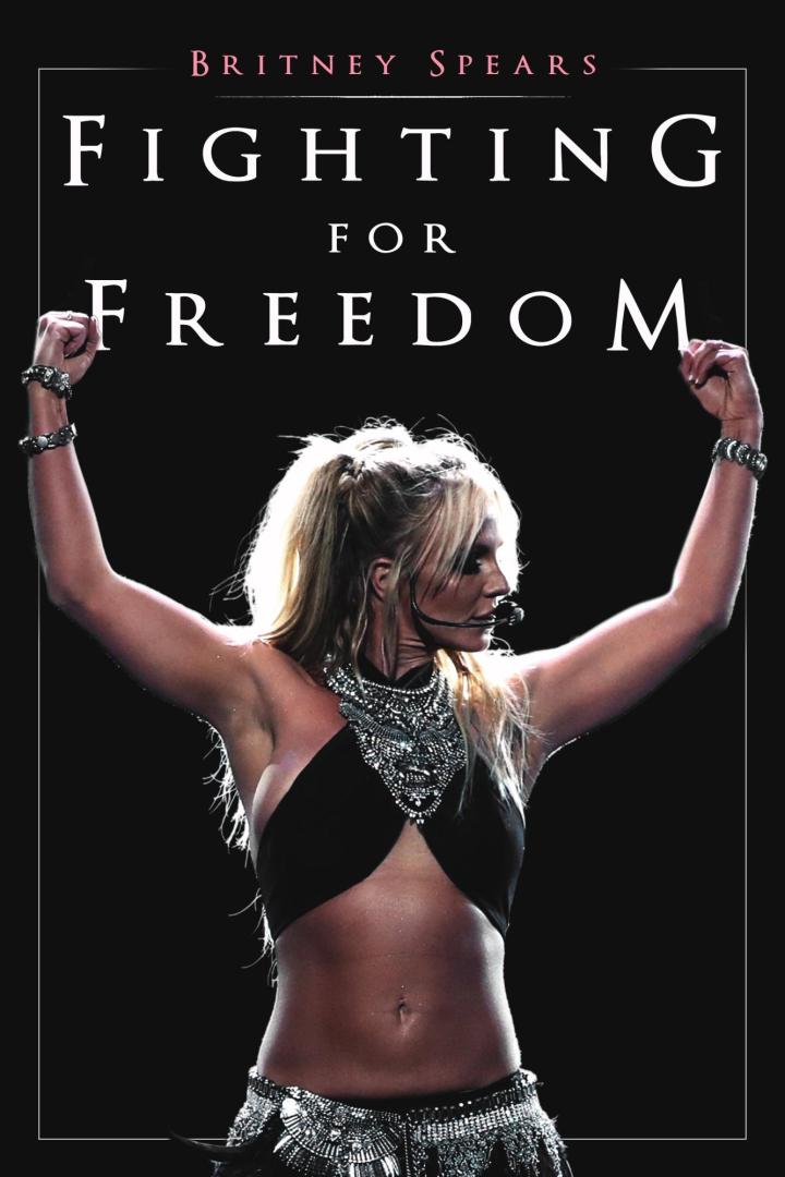 Britney Spears auf der Bühne mit erhobenen Armen, im Hintergrund der Titel „Fighting for Freedom“.