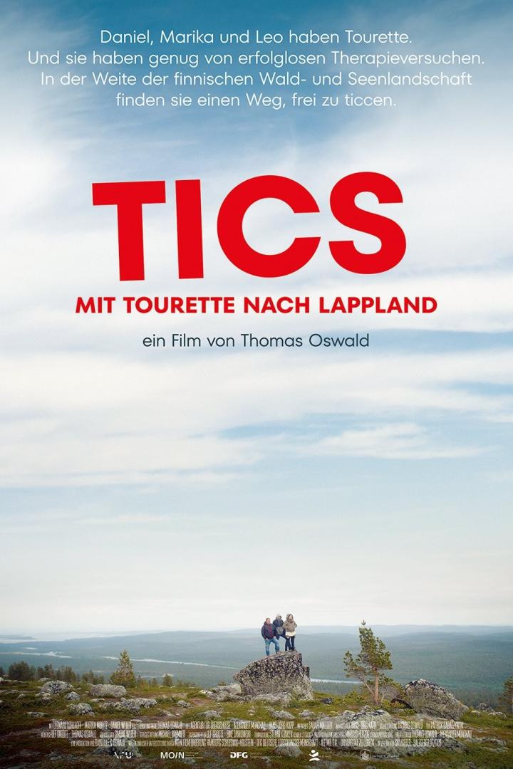 Das Filmplakat zu „Tics – Mit Tourette nach Lappland“ zeigt drei Personen auf einem Felsen in Lappland.
