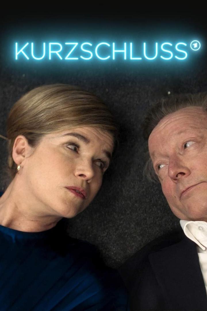 Das Filmplakat für „Kurzschluss“ zeigt ein Paar, das nebeneinander liegt.