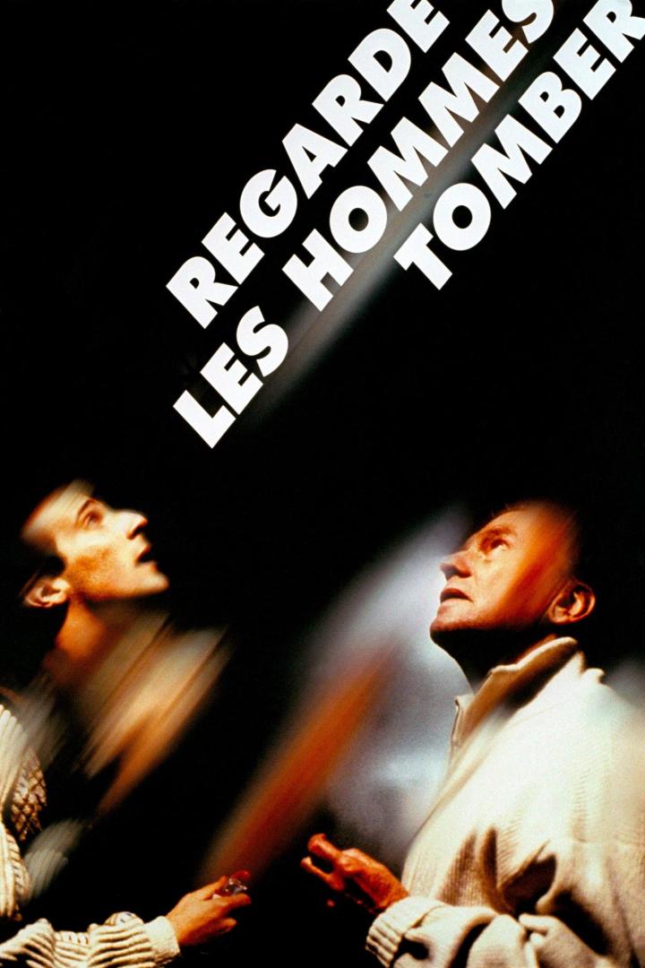 Das Filmplakat für „Regarde les hommes tomber“ zeigt zwei Männer, die nach oben schauen.
