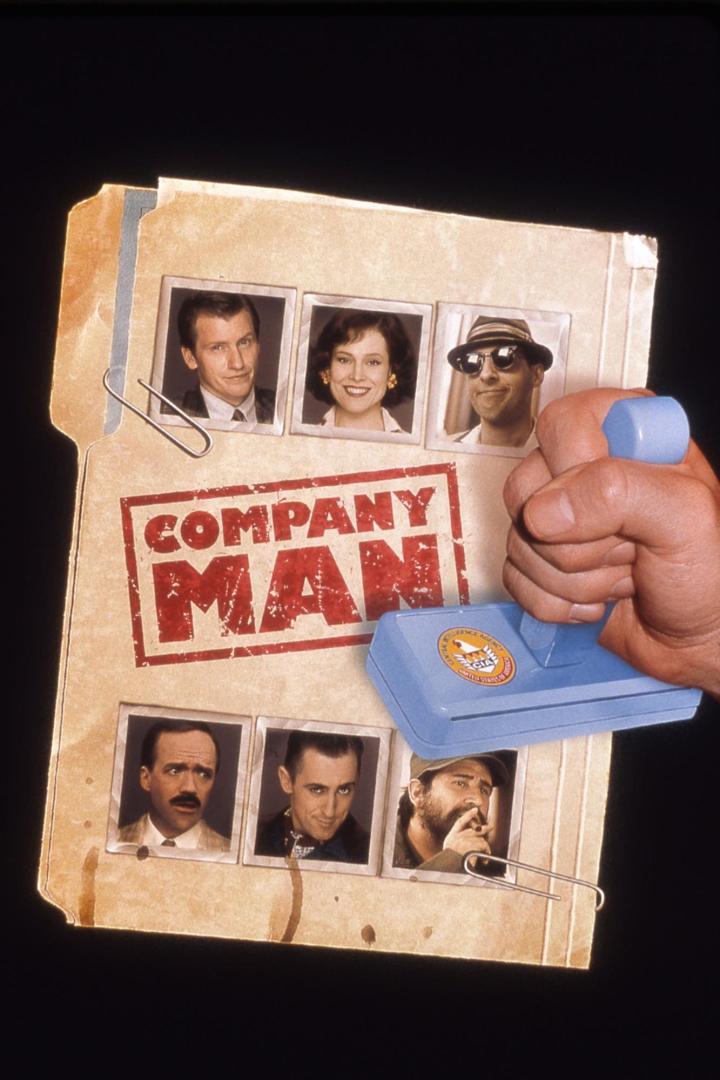 Das Filmplakat zu „Company Man“ zeigt eine Akte mit den Fotos der Schauspieler und einem CIA-Stempel.