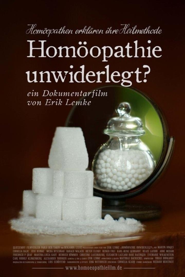 Das Filmplakat für den Dokumentarfilm „Homöopathie unwiderlegt?“ von Erik Lemke mit Zuckerwürfeln und Globuli.