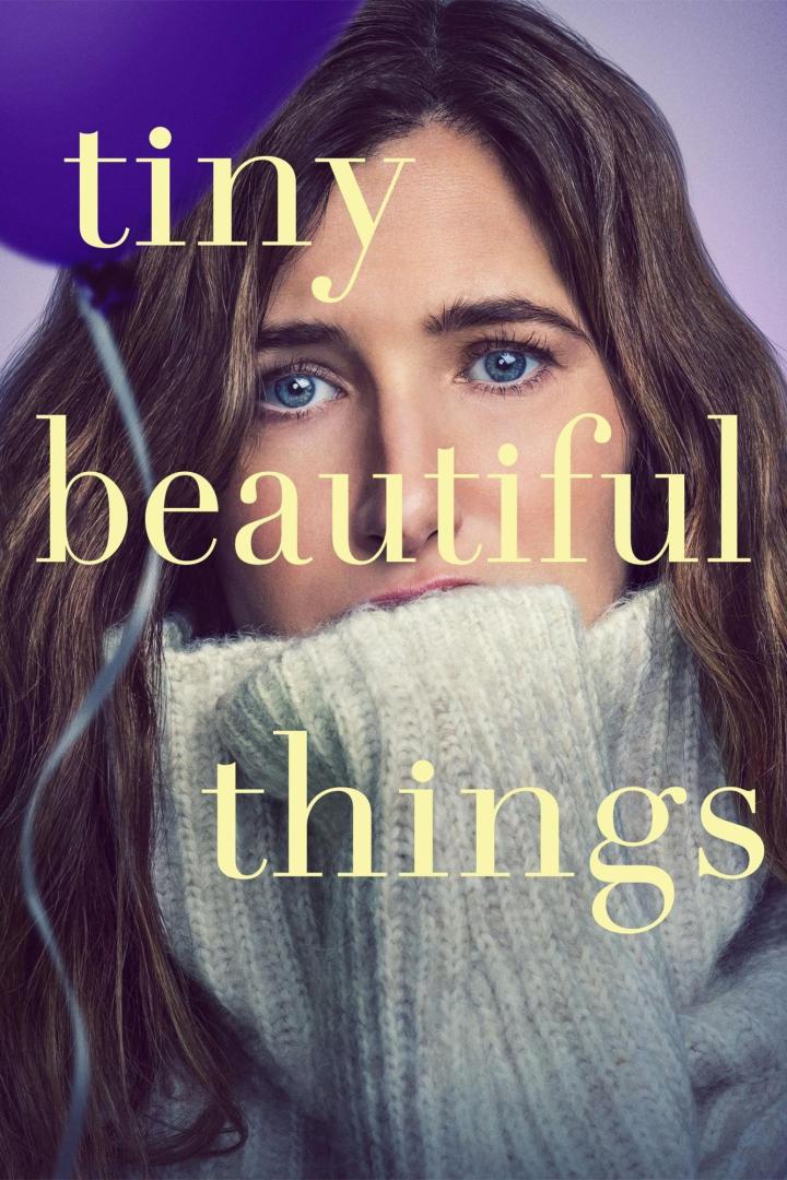 Das Filmplakat für „Tiny Beautiful Things“ zeigt eine Frau mit einem übergroßen Rollkragenpullover.