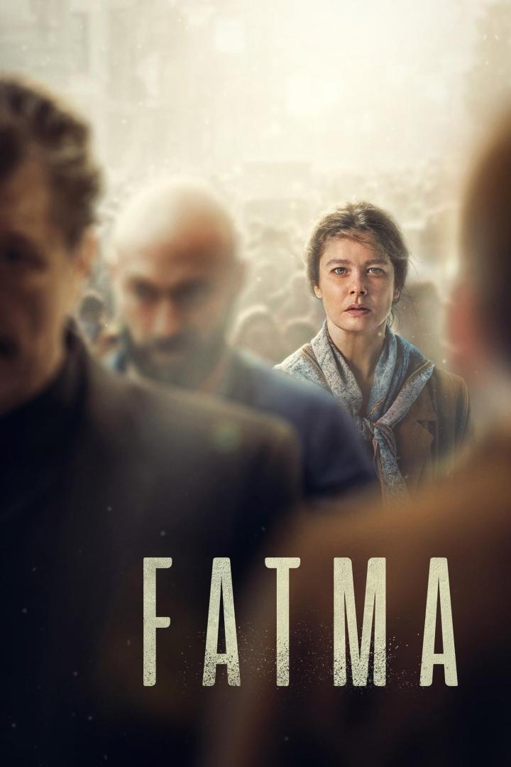 Das Filmplakat für „Fatma“ zeigt eine Frau inmitten einer Menschenmenge.