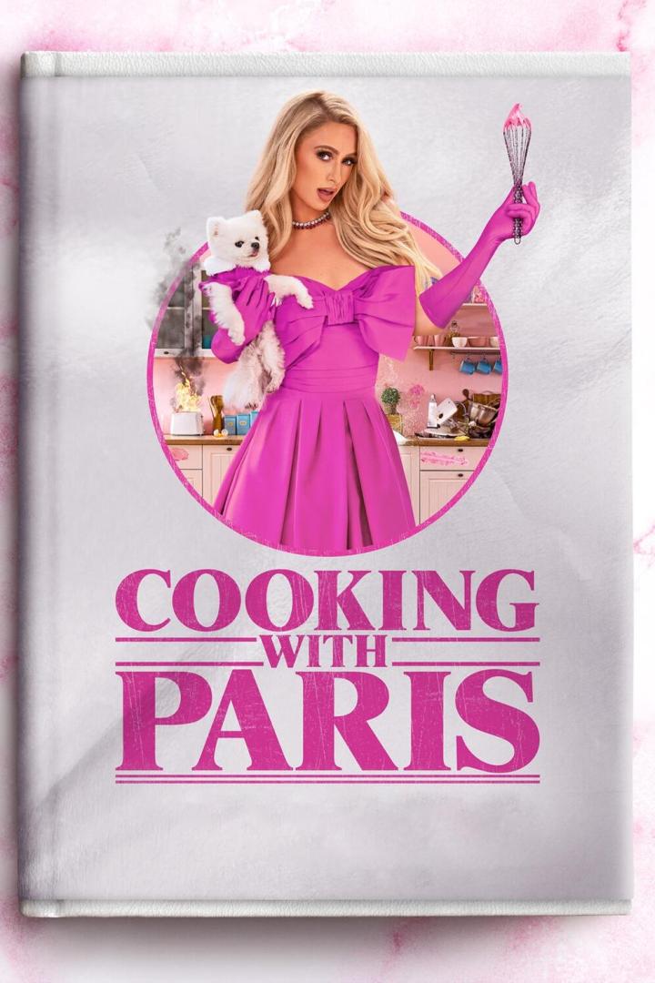 Das Cover von „Cooking with Paris“ zeigt Paris Hilton mit einem Hündchen und einem Schneebesen in der Küche.