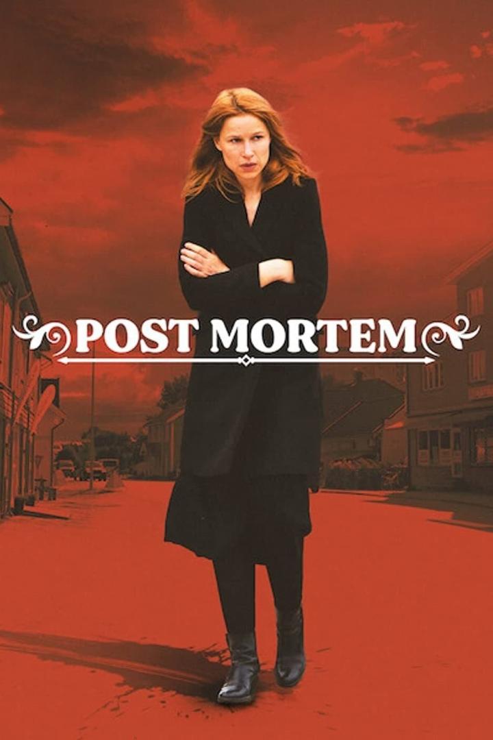 Das Filmplakat für „Post Mortem“ zeigt eine Frau in einem schwarzen Mantel auf einer roten Straße.