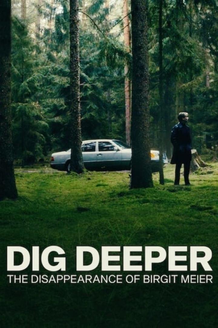 Ein Mann steht in einem Wald in der Nähe eines Autos; Filmposter für „Dig Deeper: The Disappearance of Birgit Meier“.