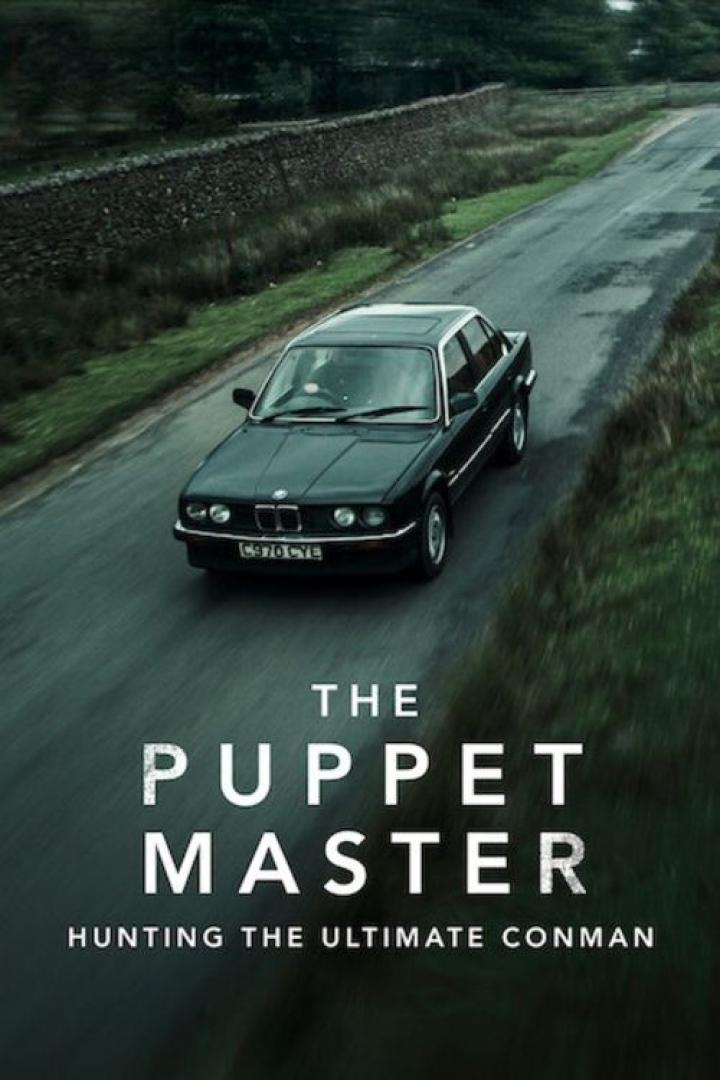 Das Cover von „The Puppet Master: Hunting the Ultimate Conman“ zeigt ein Auto auf einer Landstraße.
