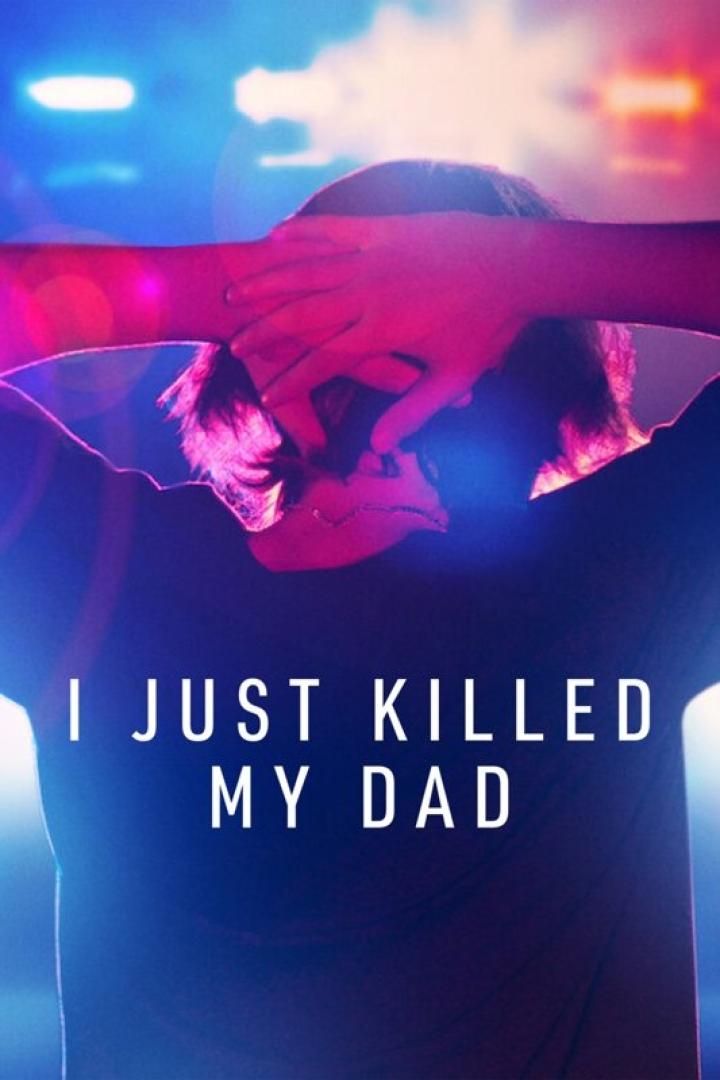 Ein Mann mit erhobenen Händen vor blauem und rotem Licht, im Vordergrund der Titel „I Just Killed My Dad“.
