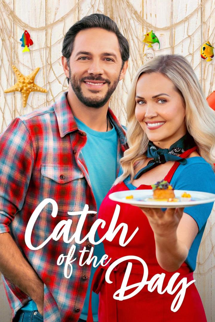 Ein Mann und eine Frau präsentieren stolz ein Gericht auf dem Filmplakat zu „Catch of the Day“.