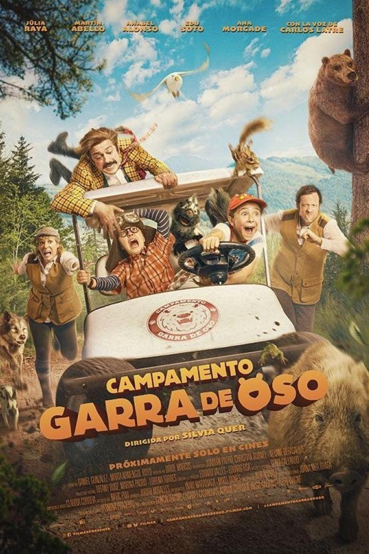 Das Filmplakat für „Campamento Garra de Oso“ zeigt eine Gruppe von Menschen und Tieren in einem Golfwagen.