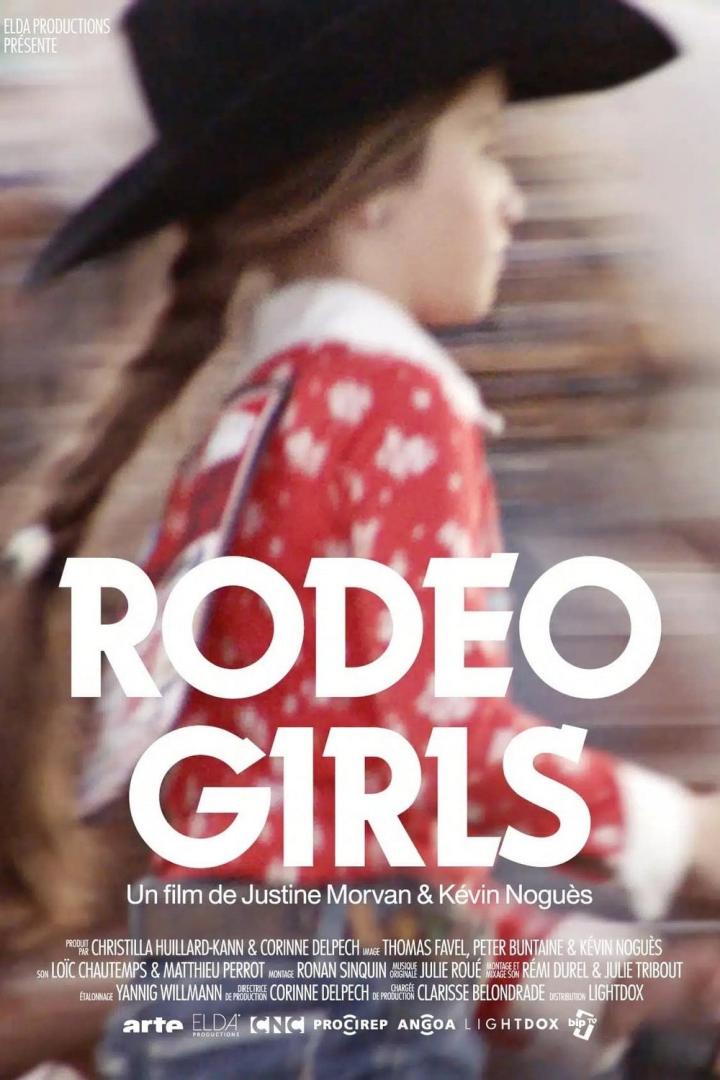 Das Filmplakat für „Rodeo Girls“ zeigt ein Mädchen mit Hut und rotem Kleid.