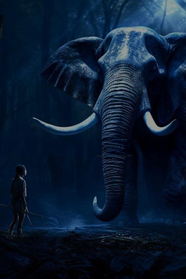 Ein Kind steht vor einem riesigen Elefanten im dunklen Wald.