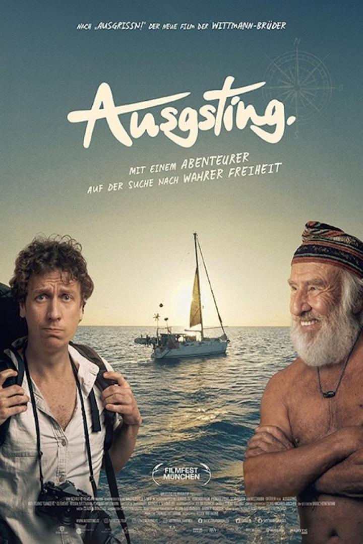 Das Filmplakat für „Ausgsting“ zeigt zwei Männer und ein Segelboot auf dem Meer.