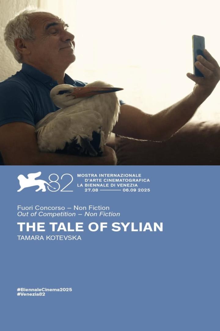 Ein Mann macht ein Selfie mit einem Storch auf dem Plakat für „The Tale of Sylian“.