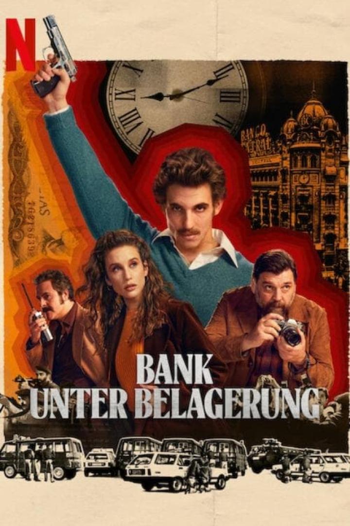 Das Filmplakat für „Bank unter Belagerung“ zeigt bewaffnete Personen und Einsatzfahrzeuge vor einer Bank.