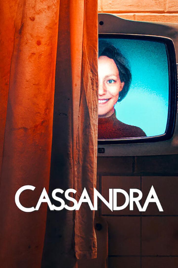 Das Filmplakat für „Cassandra“ zeigt eine Frau auf einem alten Fernsehbildschirm hinter einem Vorhang.