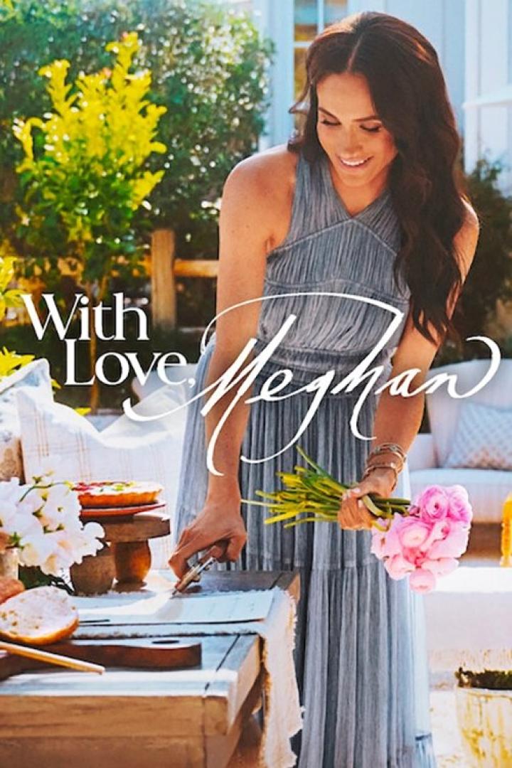 Meghan, die Herzogin von Sussex, arrangiert Blumen im Freien.